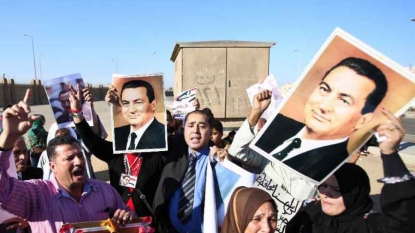 Egypte Moubarak blanchi pour le meurtre de manifestants, reste en détention