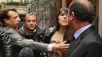 François Hollande chahuté dans la rue