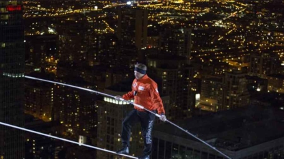 Il marche à 180 m de hauteur les yeux bandés et sans sécurité