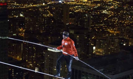 Il marche à 180 m de hauteur les yeux bandés et sans sécurité