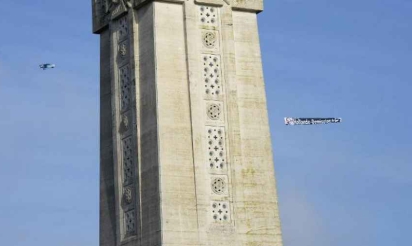 Un avion survole le mémorial de Notre-Dame-de-Lorette avec une banderole Hollande démission.fr