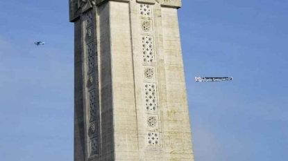 Un avion survole le mémorial de Notre-Dame-de-Lorette avec une banderole Hollande démission.fr