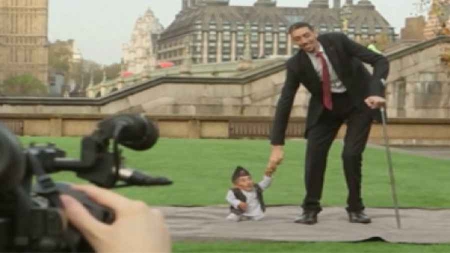 Le plus grand homme du monde a rencontré le plus petit