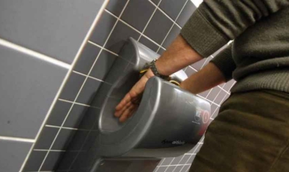 Aux toilettes pourquoi il faut éviter les sèche-mains à air pulsé