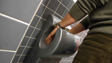 Aux toilettes pourquoi il faut éviter les sèche-mains à air pulsé