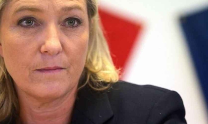 Un proche de Marine Le Pen flashé en plein salut fasciste