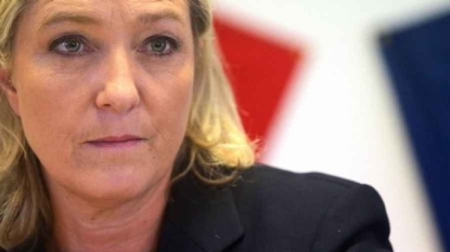 Un proche de Marine Le Pen flashé en plein salut fasciste