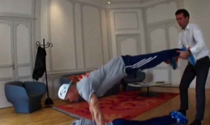 Séance de breakdance pour le maire de Rochefort
