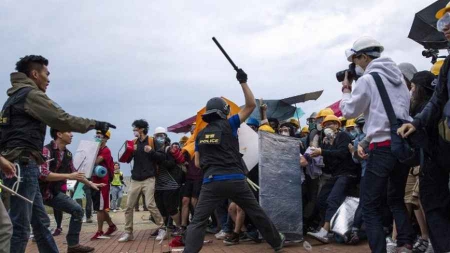 Nuit de tensions entre policiers et manifestants à Hongkong
