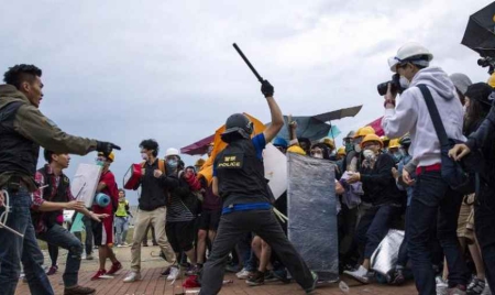 Nuit de tensions entre policiers et manifestants à Hongkong