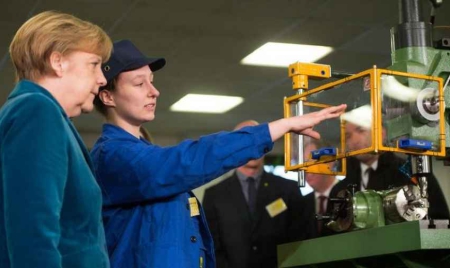 Merkel réélue triomphalement à la tête de la CDU