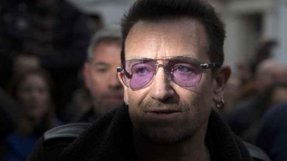 Bono déguisé en juif hassidique lors de sa chute à vélo