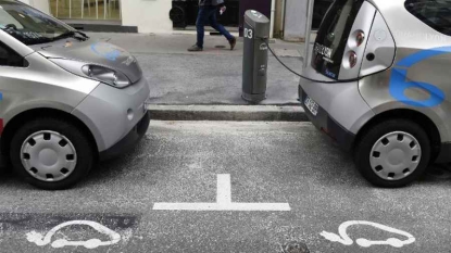 Véhicules propres Bolloré veut installer 16.000 bornes de recharge en France