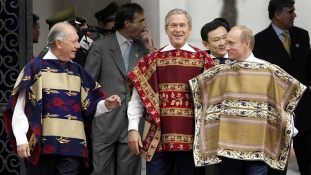 EN IMAGES. Chapka, boubou, poncho… Quand les politiques enfilent les tenues traditionnelles