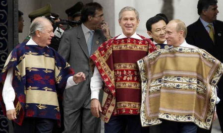 EN IMAGES. Chapka, boubou, poncho… Quand les politiques enfilent les tenues traditionnelles