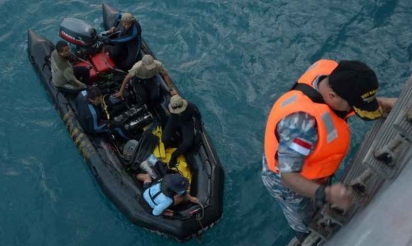 AirAsia première partie de l’épave de l’avion repêchée, chasse aux boîtes noires