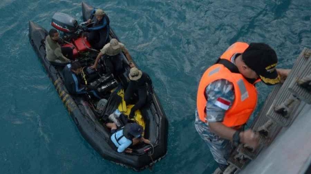 AirAsia première partie de l’épave de l’avion repêchée, chasse aux boîtes noires