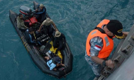 AirAsia première partie de l’épave de l’avion repêchée, chasse aux boîtes noires