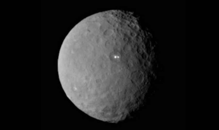 La NASA découvre deux taches lumineuses et mystérieuses sur une planète