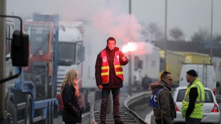 Les routiers mobilisés pour leurs salaires, le gouvernement entre en jeu