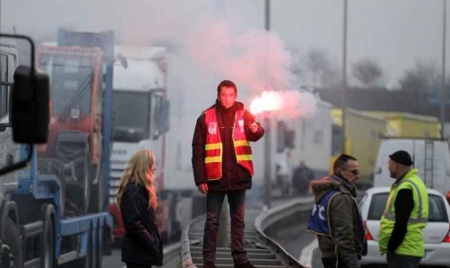 Les routiers mobilisés pour leurs salaires, le gouvernement entre en jeu