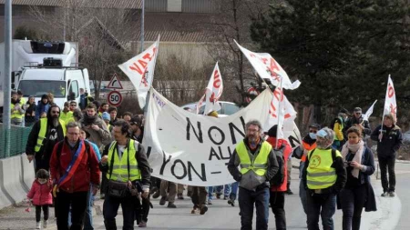 Savoie: une chaîne humaine contre la pollution dans les vallées alpines