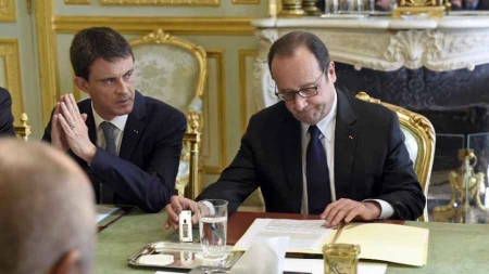 Sondage: érosion de popularité enrayée pour Hollande (30%) et Valls (40%)