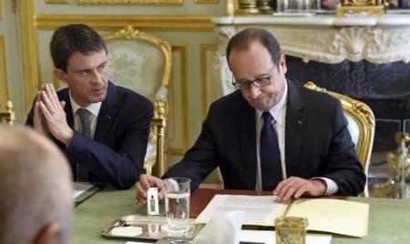 Sondage: érosion de popularité enrayée pour Hollande (30%) et Valls (40%)