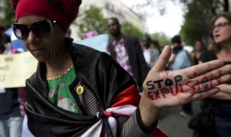 Paris : manifestation en soutien aux migrants et aux Grecs