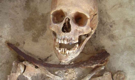 Six «vampires» exhumés d’un vieux cimetière polonais