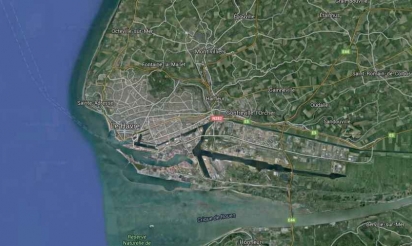 Au volant d’une voiture à 10 ans, avec son frère de 5 ans sur le siège arrière