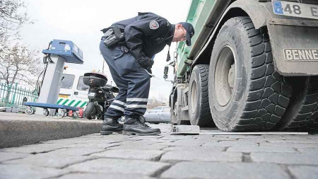 Paris enclenche la chasse aux vieux véhicules polluants