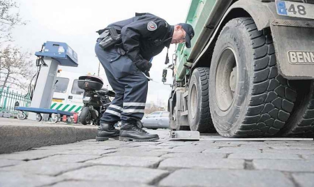 Paris enclenche la chasse aux vieux véhicules polluants
