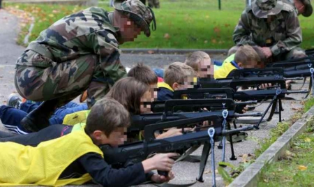 En Moselle, des enfants manipulent des fusils d’assaut pendant des ateliers découvertes à l’école