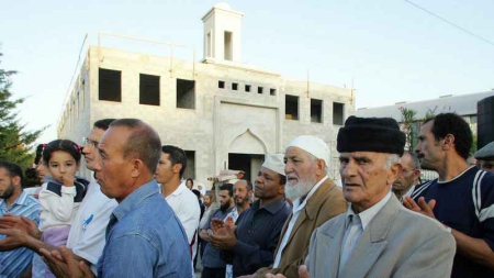 Une tête de sanglier accrochée devant la mosquée d’Aubagne, près de Marseille