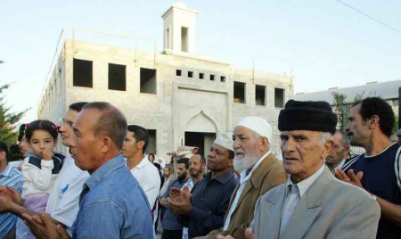 Une tête de sanglier accrochée devant la mosquée d’Aubagne, près de Marseille