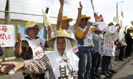 Japon : la police disperse brutalement une manifestation de personnes âgées contre une base américaine