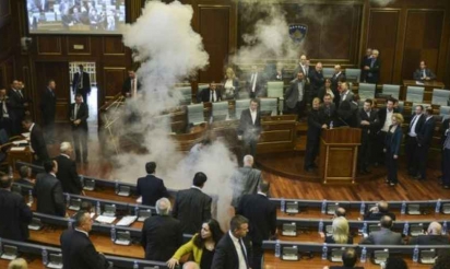 Kosovo: gaz lacrymogène au Parlement pour dénoncer l’accord avec la Serbie