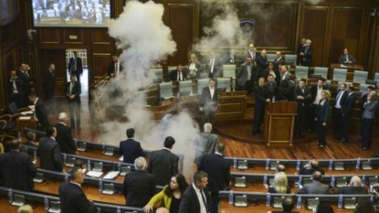 Kosovo: gaz lacrymogène au Parlement pour dénoncer l’accord avec la Serbie