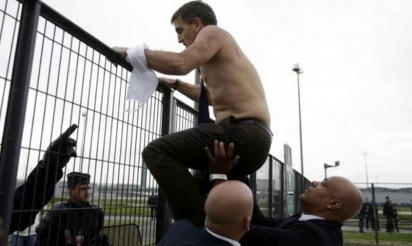 Violences à Air France: Valls dénonce des “voyous”, appelle les pilotes à négocier