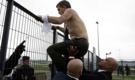 Violences à Air France: Valls dénonce des “voyous”, appelle les pilotes à négocier