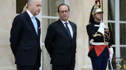 Arrivée chahutée de François Hollande à La Courneuve