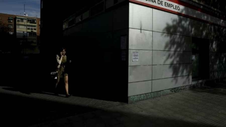 Le chômage en Espagne poursuit son repli à deux mois des législatives