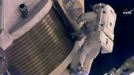 Deux astronautes américains de l’ISS ont débuté une sortie orbitale