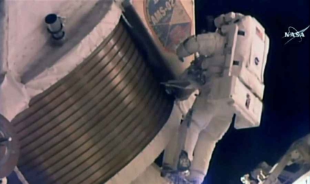 Deux astronautes américains de l’ISS ont débuté une sortie orbitale