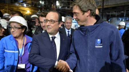 Hollande aux chantiers navals de Saint-Nazaire plaide pour le dialogue social