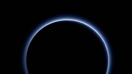 Le ciel est bleu sur Pluton et il y a des plaques de glace d’eau