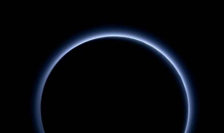 Le ciel est bleu sur Pluton et il y a des plaques de glace d’eau