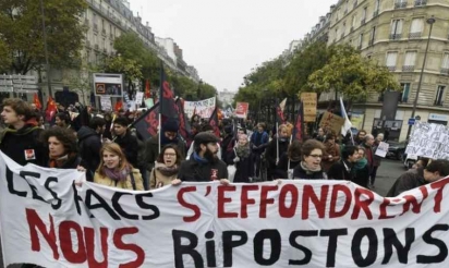 Un millier d’étudiants manifestent et réclament plus d’argent pour les facs
