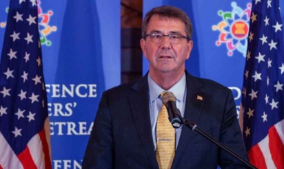 Le chef du Pentagone visite un porte-avions américain en mer de Chine méridionale